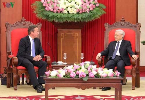 Party and state leaders receive UK Prime Minister - ảnh 1